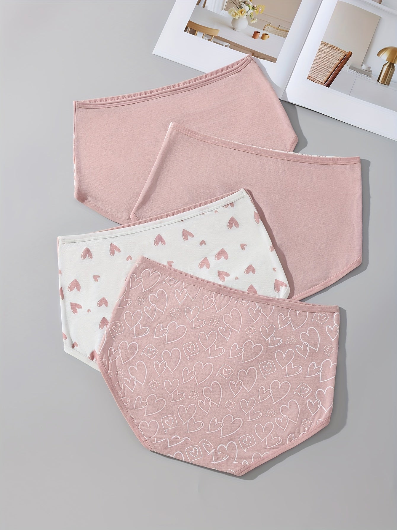 4 pieces of high-waisted colorblock briefs with cartoon print, soft and comfortable. Ideal for women's lingerie and underwear.