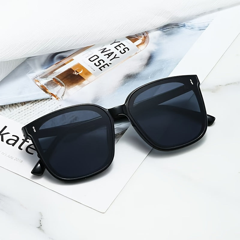 Stylish large frame glasses made of durable PC material, suitable for beach and summer fashion for both men and women.