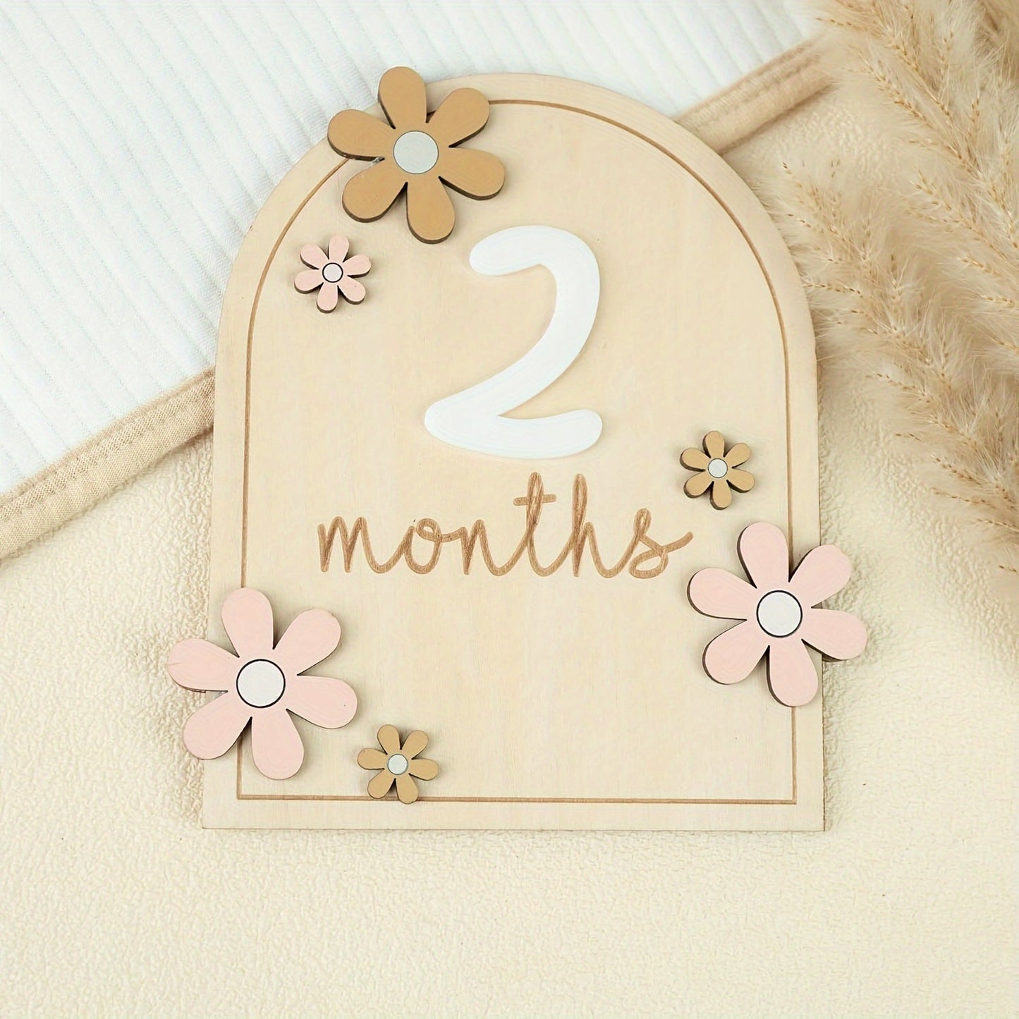 Wooden milestone cards set: track your baby's growth with monthly milestone discs featuring a floral AA design. Perfect for photo props and announcing your little one's first year. Includes discs for each month from 1 to 12.