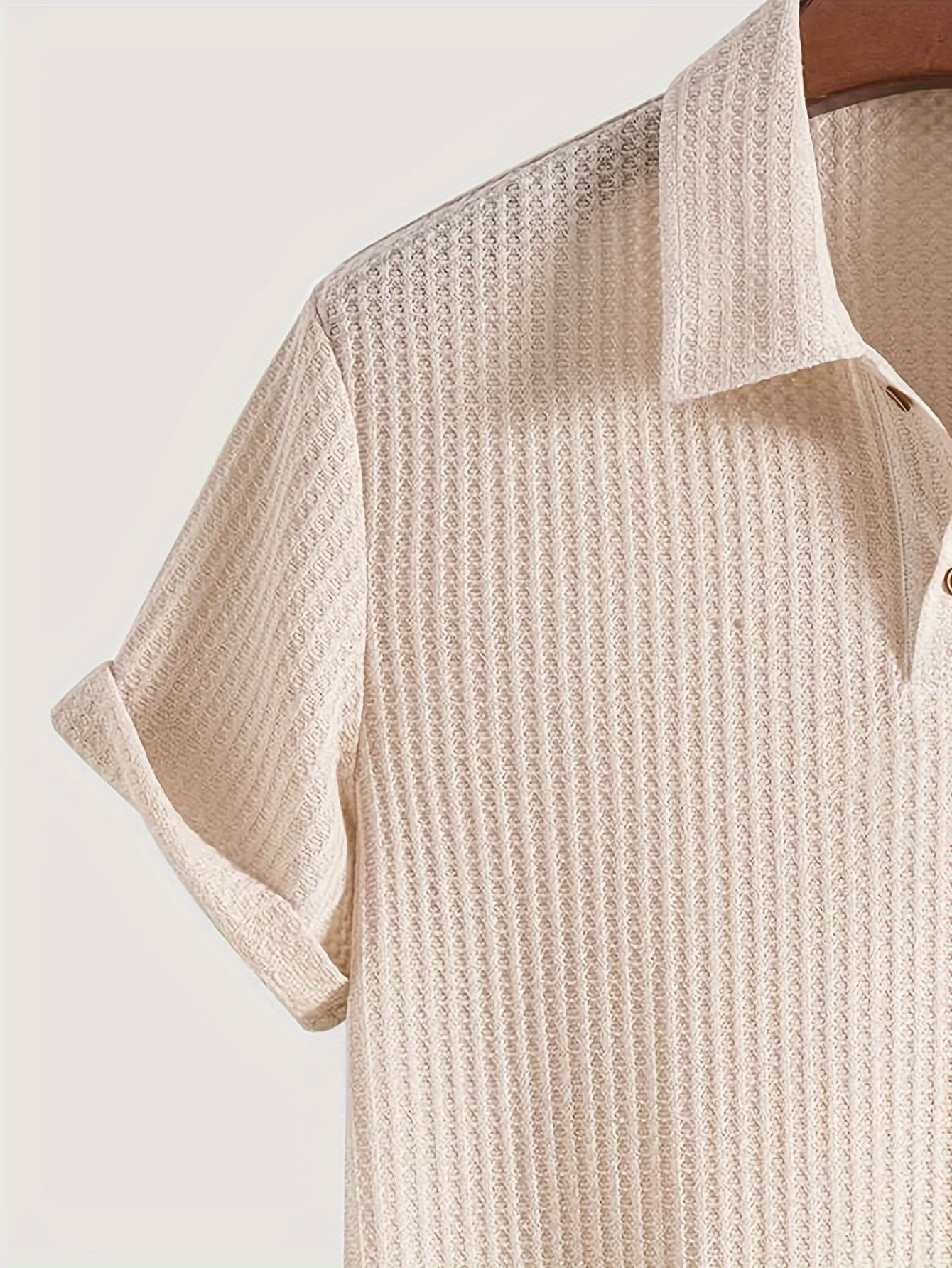 Short-sleeve, high-stretch lapel shirt for outdoor golfing.