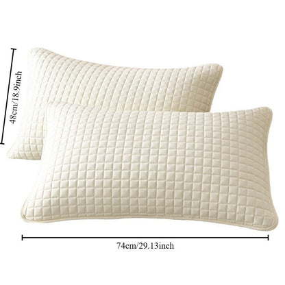 A quilted pillowcase that safeguards the pillow core and acts as a barrier against oil, dirt, and saliva in both hotels and homestays.