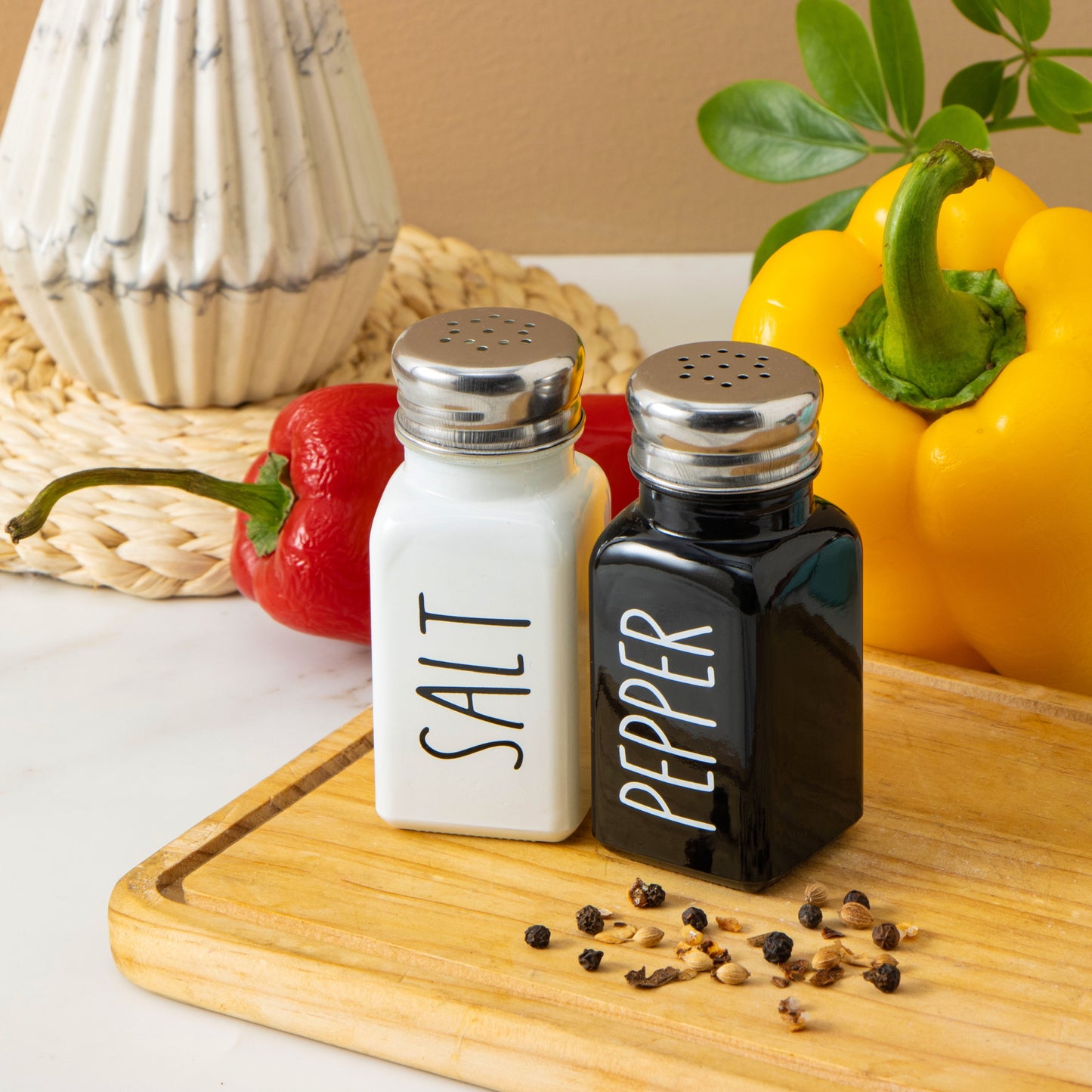 1 Set Ceramic Salt and Pepper Shakers, Seasoning Bottle, Spice Shakers - Perfect for Outdoor Picnics, BBQs, and Kitchen Decor - Ideal for Housewarming or Holiday Gifts