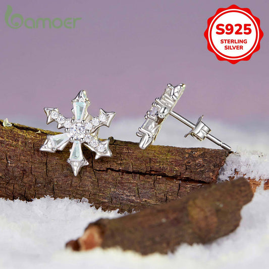 These elegant and luxurious 925 sterling silver snowflake stud earrings come in a pair, adorned with 3.5g of synthetic zirconia. They are hypoallergenic and perfect for women to wear daily or give as a gift. Ideal for the Christmas season.