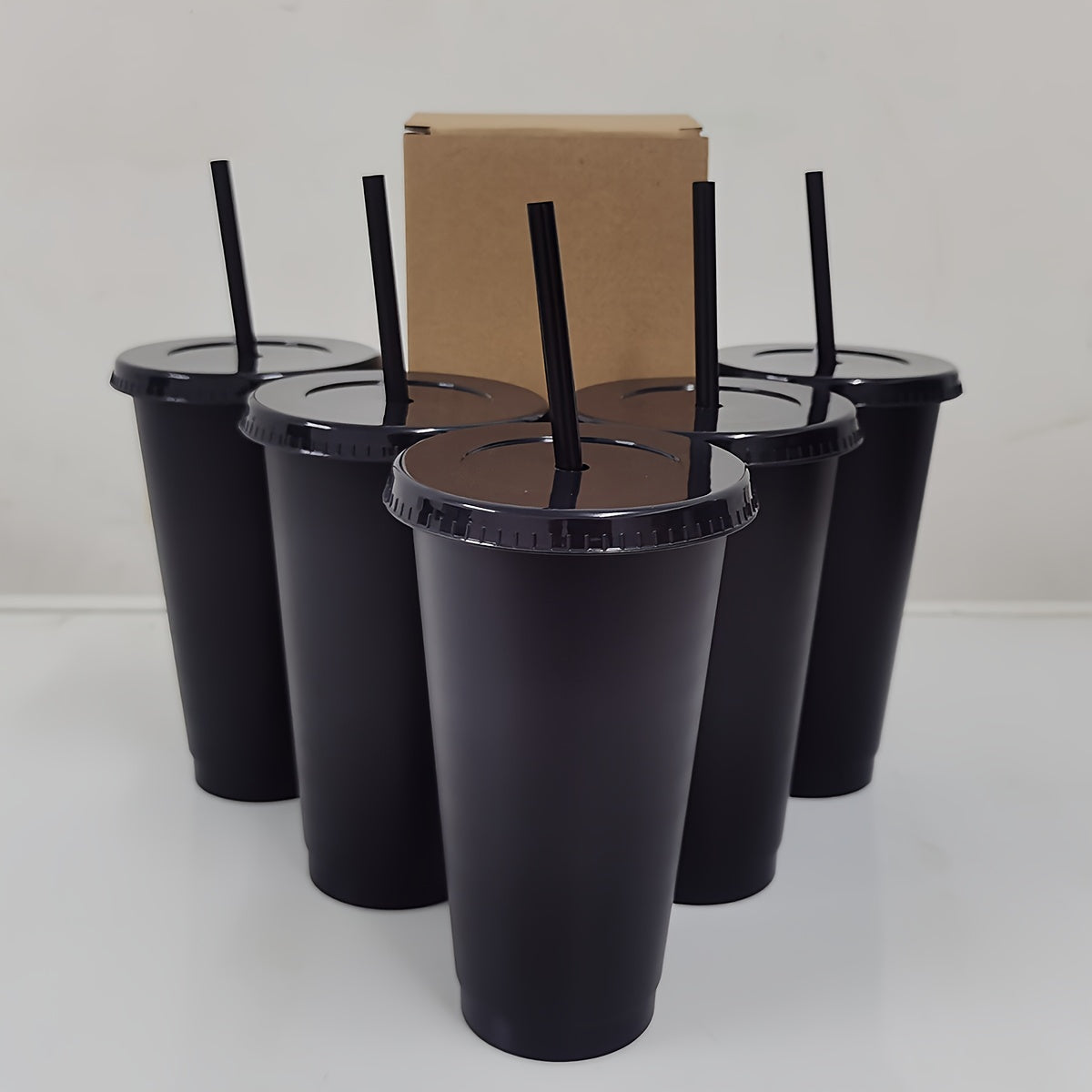 5 reusable plastic cups with straw and lids, perfect for parties and gifts.