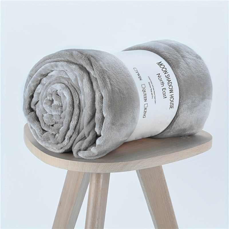 Soft and plush fleece blanket for the couch, in a solid color. This 300GSM flannel blanket is super soft and fuzzy, perfect for all seasons. A cozy and stylish Christmas present.