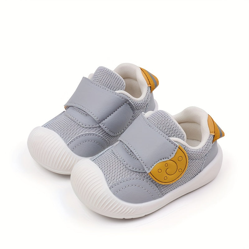 Adorable cartoon sports shoes for baby toddlers aged 0-2, with soft rubber soles, anti-slip and breathable design, ideal for outings.