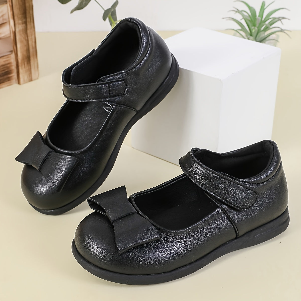 Stylish Mary Janes for girls - solid colors, non-slip, for spring and fall.