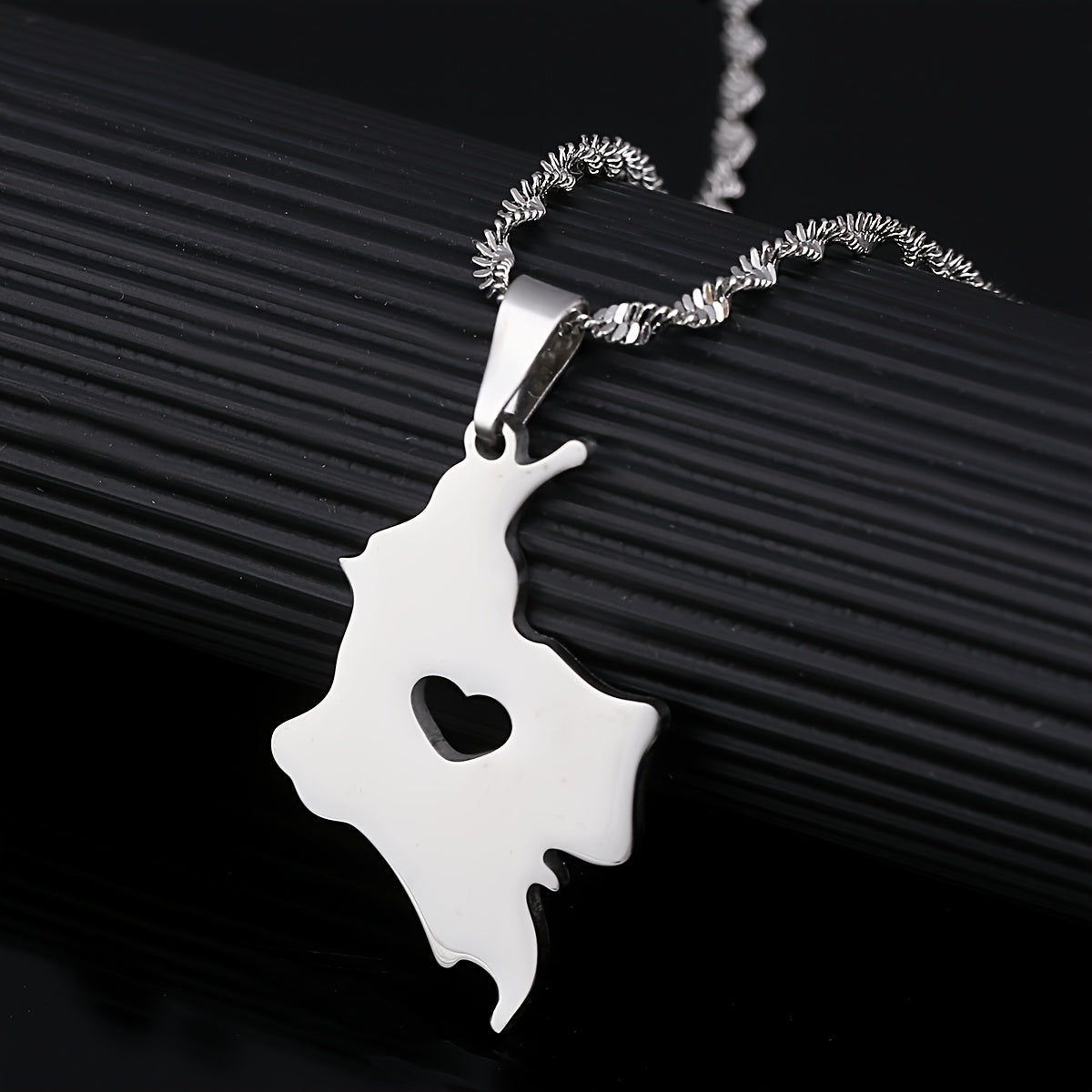 Stylish Colombia Pendant Necklace in Stainless Steel - Shiny Silver Coating, Ideal for Everyday Wear and Special Occasions