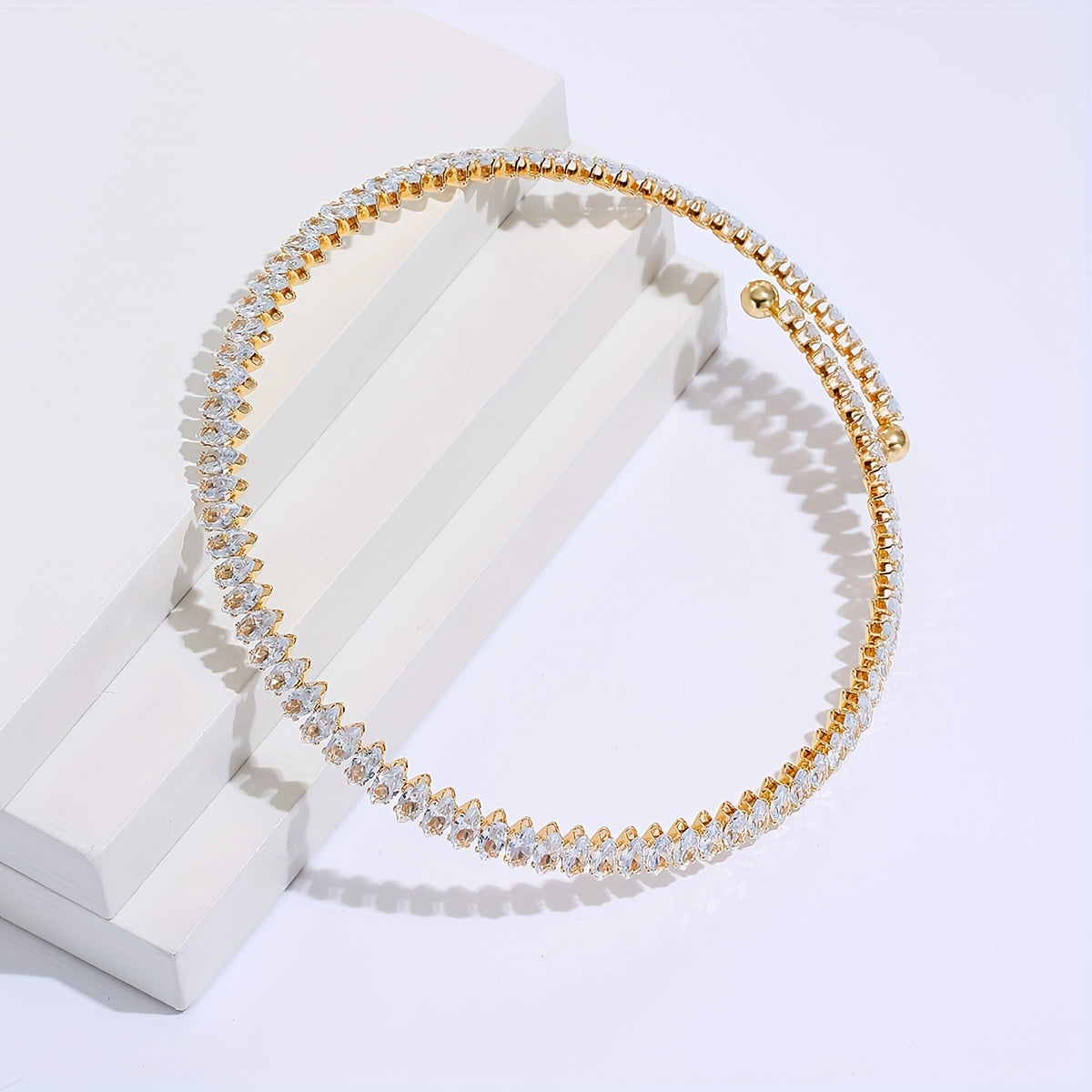 Elegant zirconia and copper necklace with 18K gold plating, perfect for special occasions. Exquisite jewelry for women.