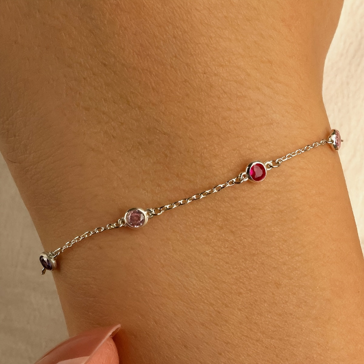 Design a chic birthday stone bracelet with 2-4 birthstones, made of 18K plated stainless steel. Ideal for creating personalized family birthstone jewelry, multi-stone accessories, and thoughtful gifts for Mother's Day and birthdays.