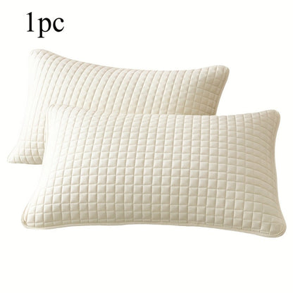 A quilted pillowcase that safeguards the pillow core and acts as a barrier against oil, dirt, and saliva in both hotels and homestays.