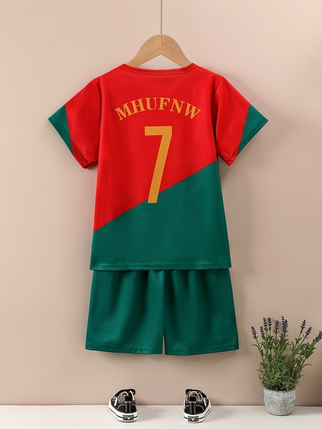 Kids' soccer jersey and shorts set in red, green, and white with #7 and emblem. Made of polyester with a casual round neck. Ideal for sports and performances during spring and summer.