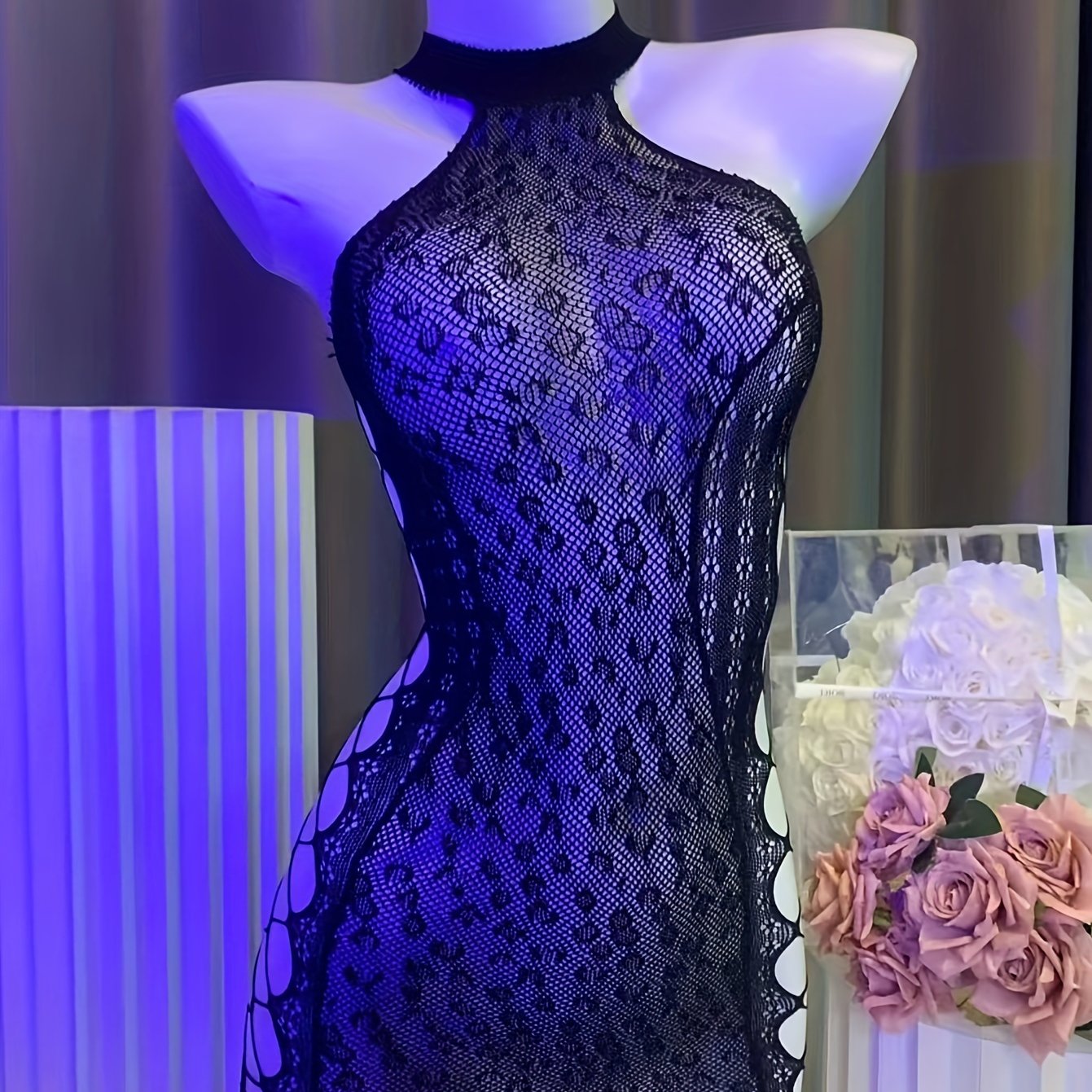 Chic baliq to'rasi bodycon slip ko'ylagi, halter bo'yin va bo'sh detallar bilan, cho'ziluvchan polyamid-spandeks aralashmasidan.