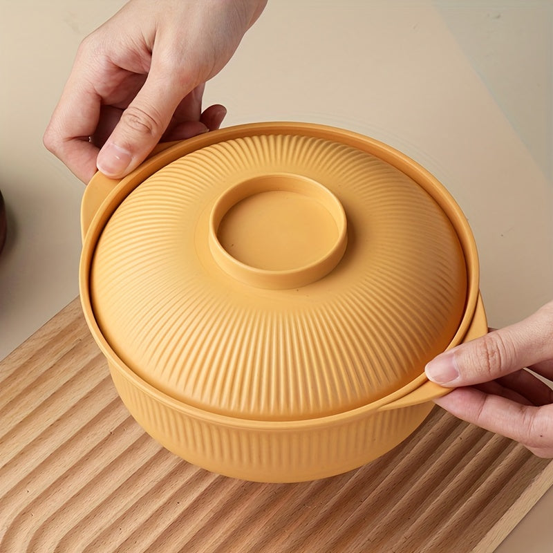 Large capacity casserole-style bowl set with lid, includes long soup spoon. Portable 1100ml/38oz bowl, ideal for Japanese and Korean-style ramen, rice, or lunch. Suitable for family restaurants and student use.