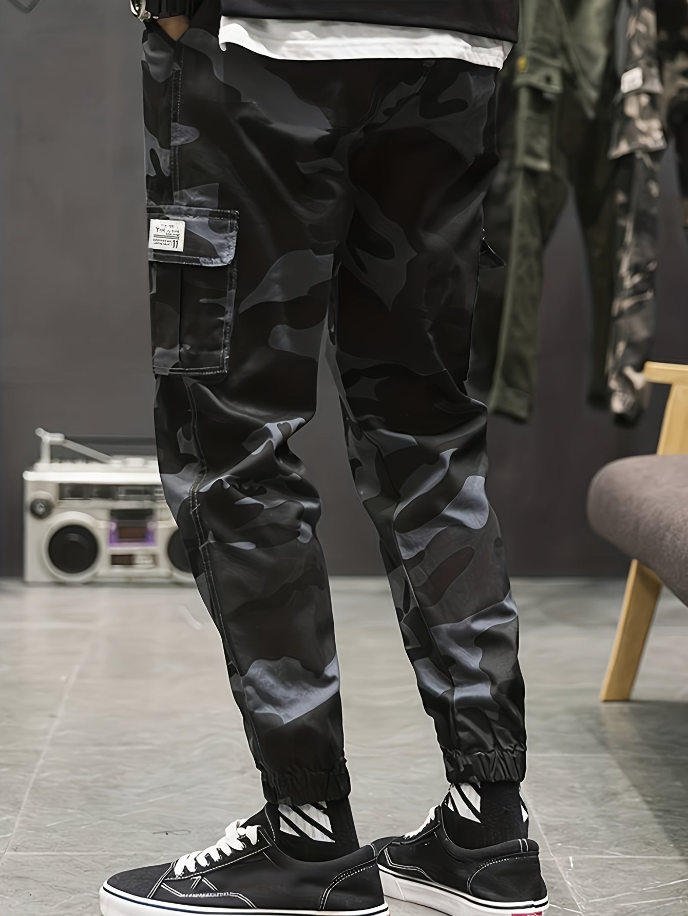 Camouflage cargo pants for men, ideal for outdoor activities in spring and autumn.