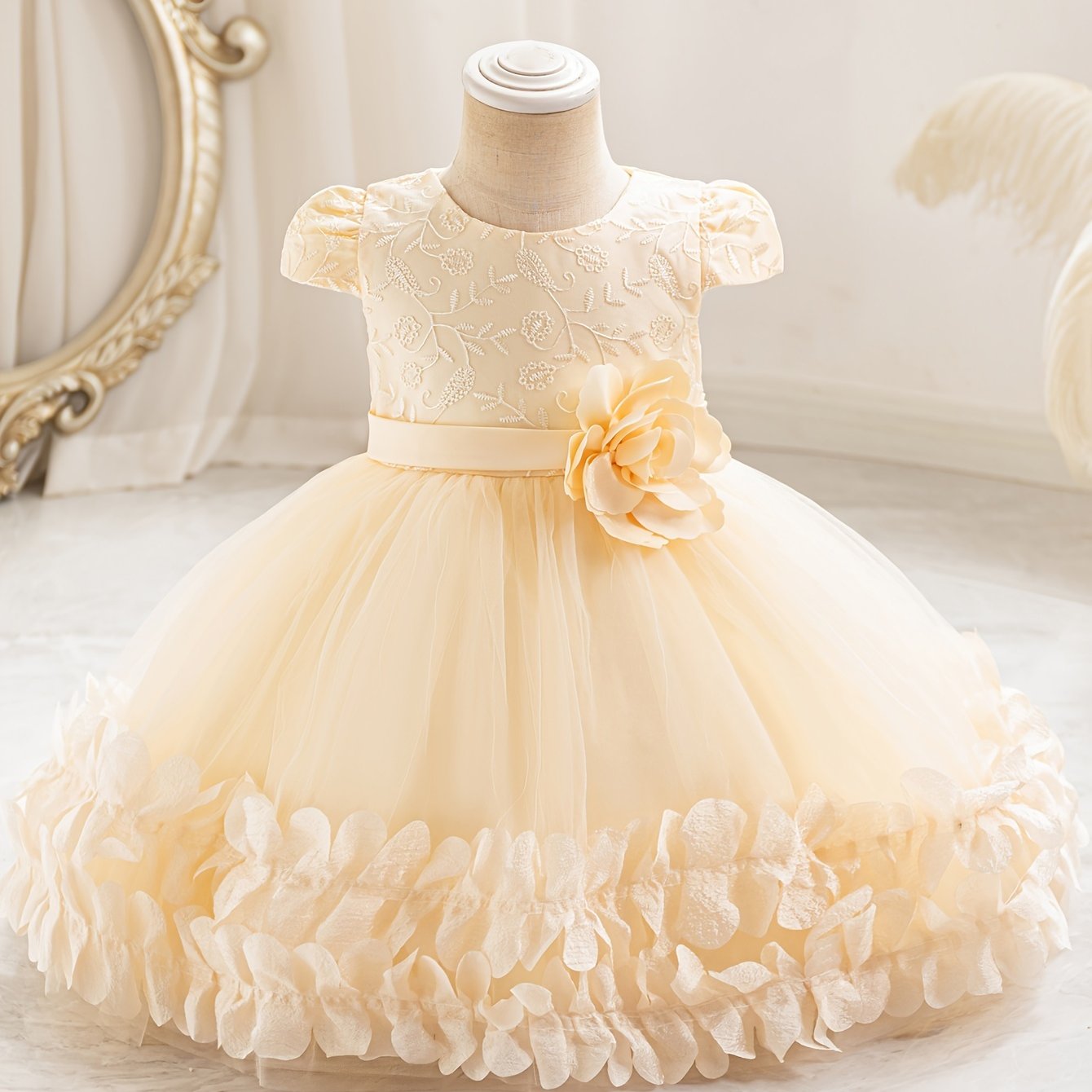 Infant's Mesh Splice Princess Dress with Flower Cap Sleeves, Ideal for Formal Events and Photography.