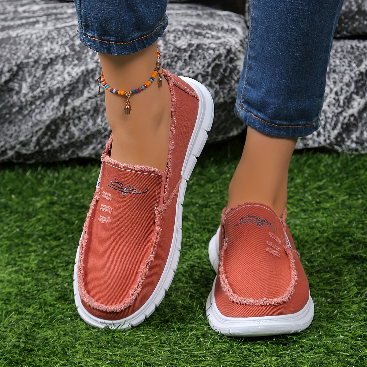 Gender-neutral fabric shoes with chrysanthemum embroidery, washable loafers that are soft, slip-resistant, durable, and stylish.