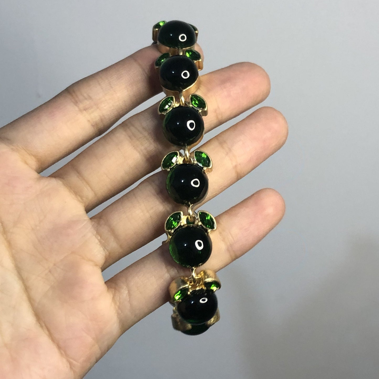 This Elegant Green Resin Bracelet features a Vintage and Elegant style with a Unique Infinity Design. Made with Synthetic Stone and Zinc Alloy, this accessory does not require any power. It is perfect for both daily wear and special occasions, making it