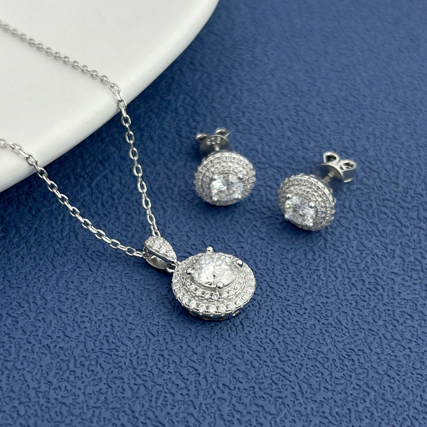 Luxurious Platinum Plated Moissanite Jewelry Set with 1.0ct Pendant Necklace and 0.5ct Stud Earrings. Japan & South Korea Style. High-Quality D-Grade Moissanites. Perfect for Banquets, Festivals, and Gifts. Elegant and Ideal for All Seasons.