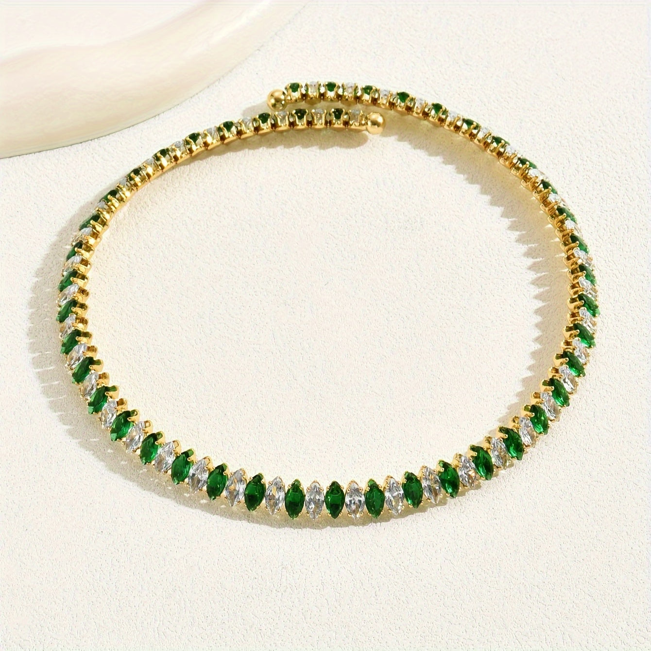 Elegant zirconia and copper necklace with 18K gold plating, perfect for special occasions. Exquisite jewelry for women.