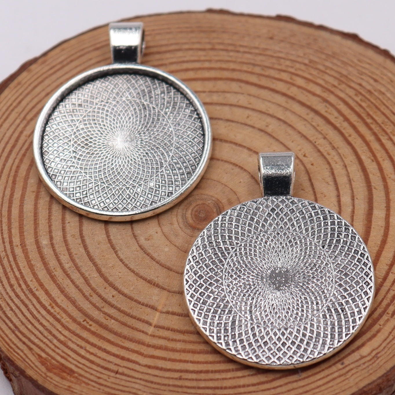 Our golden pendant tray comes in sets of 5, 10, or 25 pieces. It features a simple white design with a circular inner diameter of 2.5CM. The tray has a border and a protruding circular blank base, making it perfect for DIY projects such as creating photo