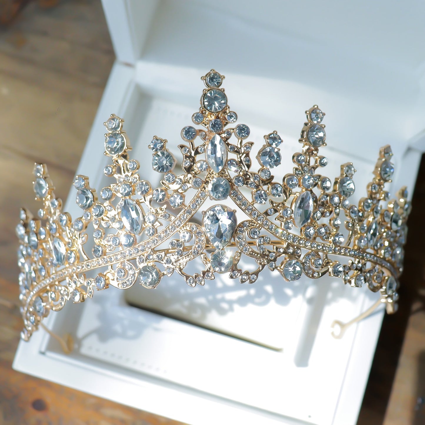 This exquisite Rhinestone Leaf Crown is perfect for a Royal Court-style bridal or princess tiara, ideal for birthday parties and performances. Hand wash only, adorned with full diamond detailing and crafted for a fashionable, regal look.