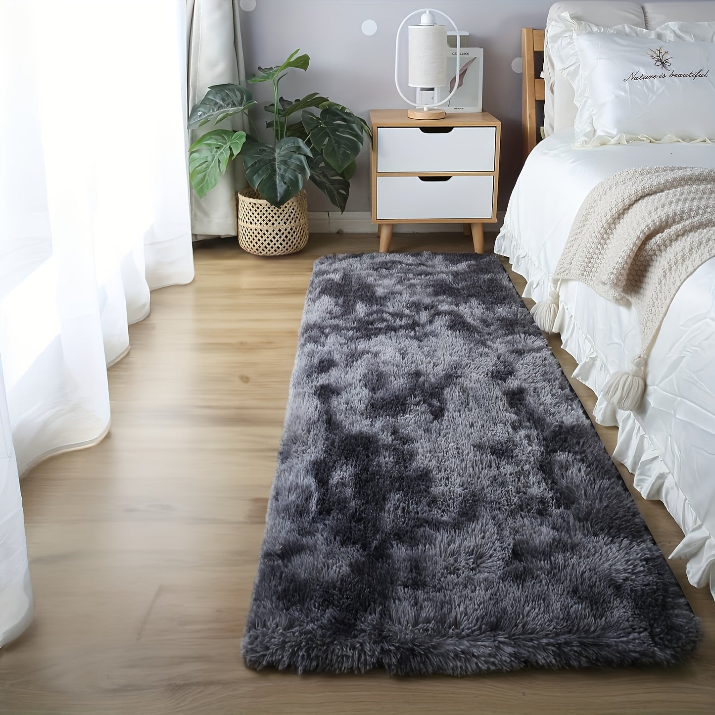 Soft plush drum carpet suitable for home decoration, dormitories, bedrooms, and living rooms; pet-friendly.