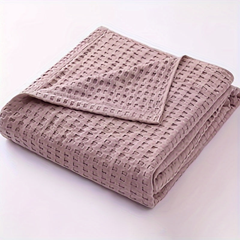 A versatile pure cotton gauze blanket with multiple layers in a waffle style design. Can be used as bed sheets, lunch break blanket, air-conditioning blanket, car blanket, summer cooling quilt, and more. Machine washable with no deformation or pilling. A