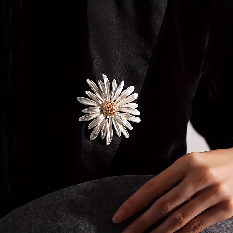 Small daisy brooch in elegant retro style, perfect for upscale luxury looks. This anti-glare pin adds a new aura of sophistication to any suit ensemble.