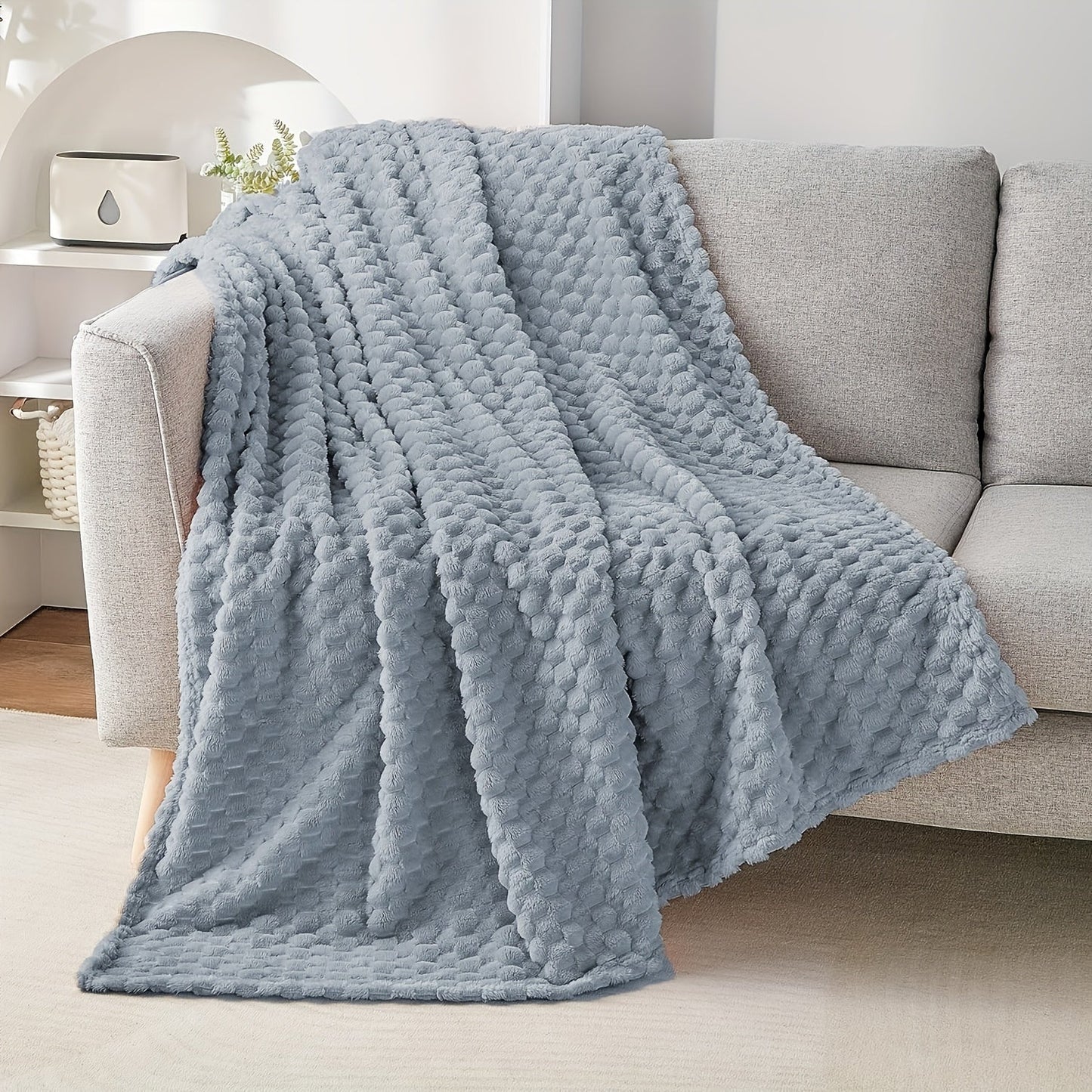 Soft and cozy 3D fleece throw blanket for couch or bed, featuring a stylish fluffy design. Thick, warm, and large plush sherpa blanket perfect for snuggling up on the sofa.