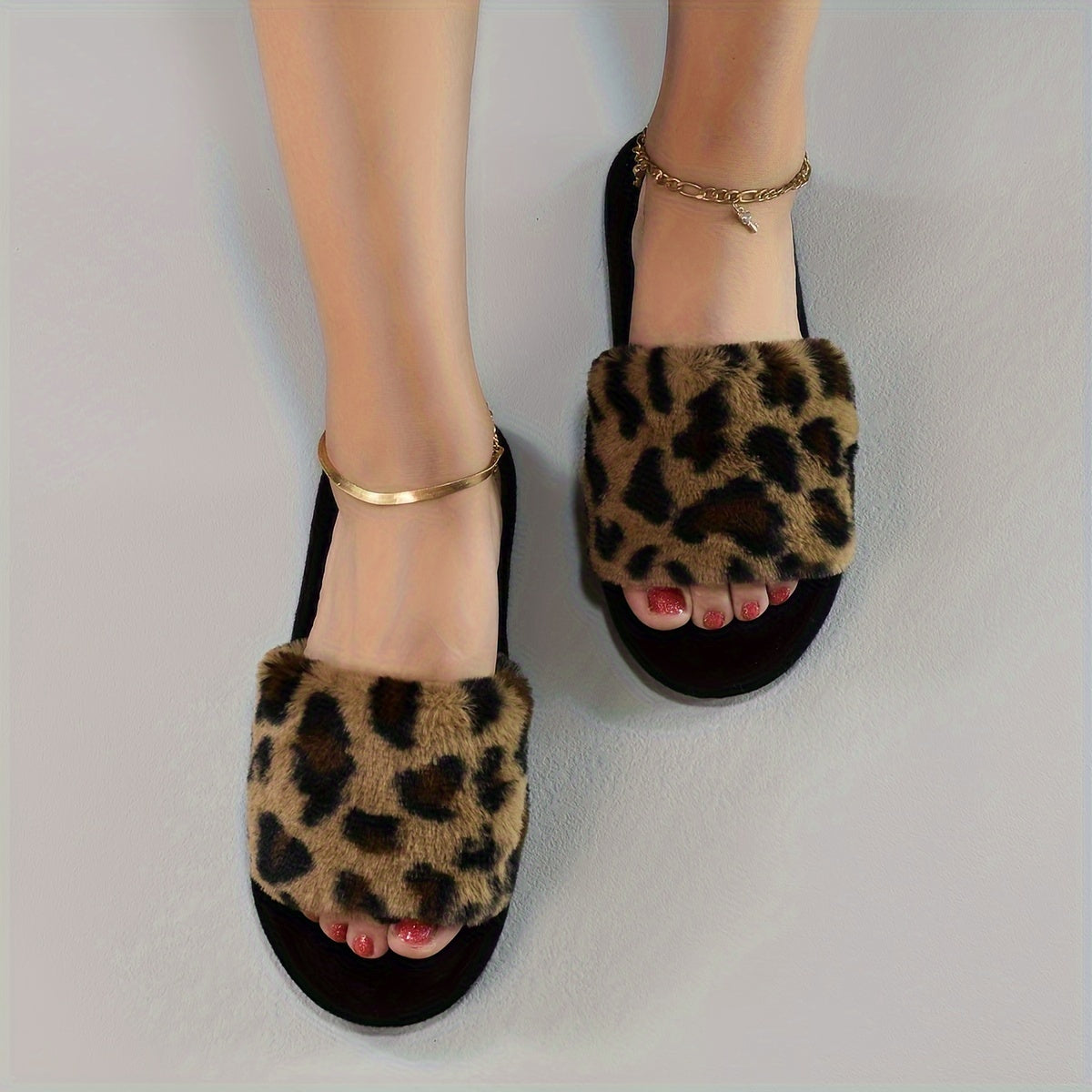 Leopard print slippers for women: cozy, soft, and non-slip indoor shoes suitable for all seasons.