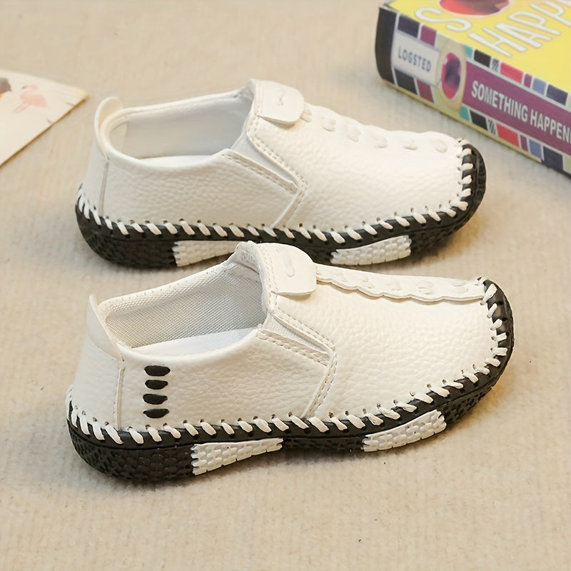 Breathable faux loafers for boys, ideal for spring and autumn. Features stitched details and a comfortable single sole.