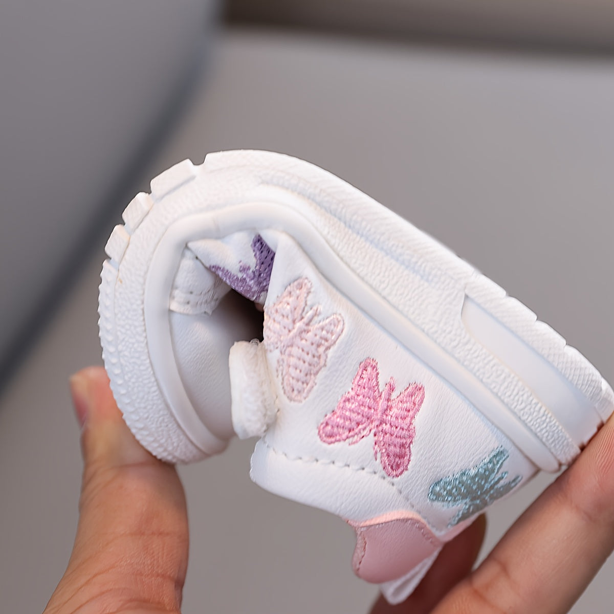 Spring and Autumn Children's breathable toddler shoes with soft soles, designed for boys and girls to prevent slipping and collisions.