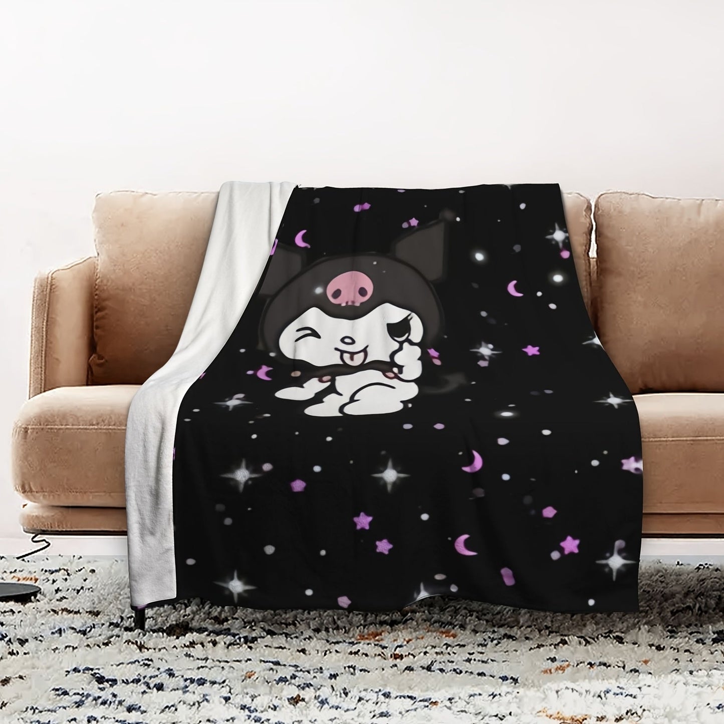 Держите своих близких в тепле и уюте с этим фланелевым пледом Sanrio Kuromi. Изготовленный на 100% из полиэстера, этот плед имеет цифровой печатный вязаный дизайн, который мягкий и идеален для всех сезонов. Будь то в гостиной, спальне или офисе, этот