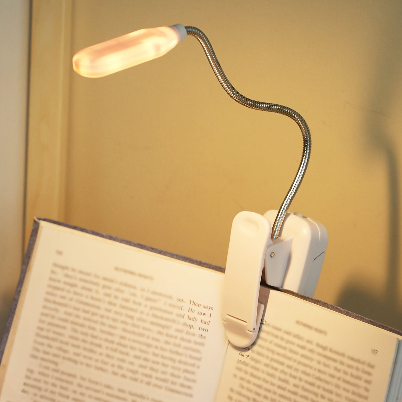 Adjustable arm reading light with yellow light, portable battery-powered LED night light with clip for reading, desktop eye protection lamp for reading.