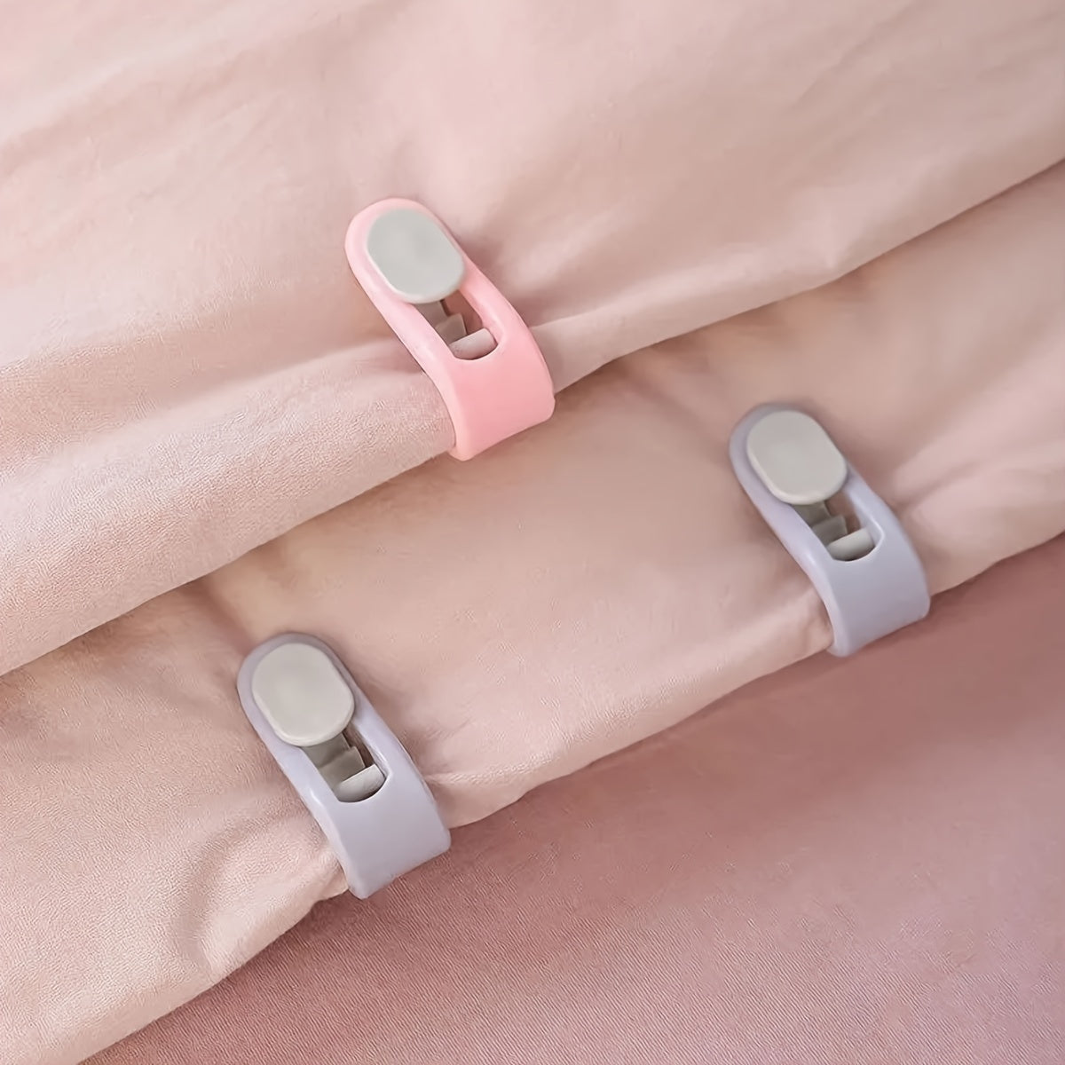 Keep your duvet cover in place and have a peaceful night with the 4/8 piece Quilt Fixer, Sheet Non-slip Clip, Duvet Cover Clip. Prevent your duvet cover from shifting and ensure a comfortable sleep.