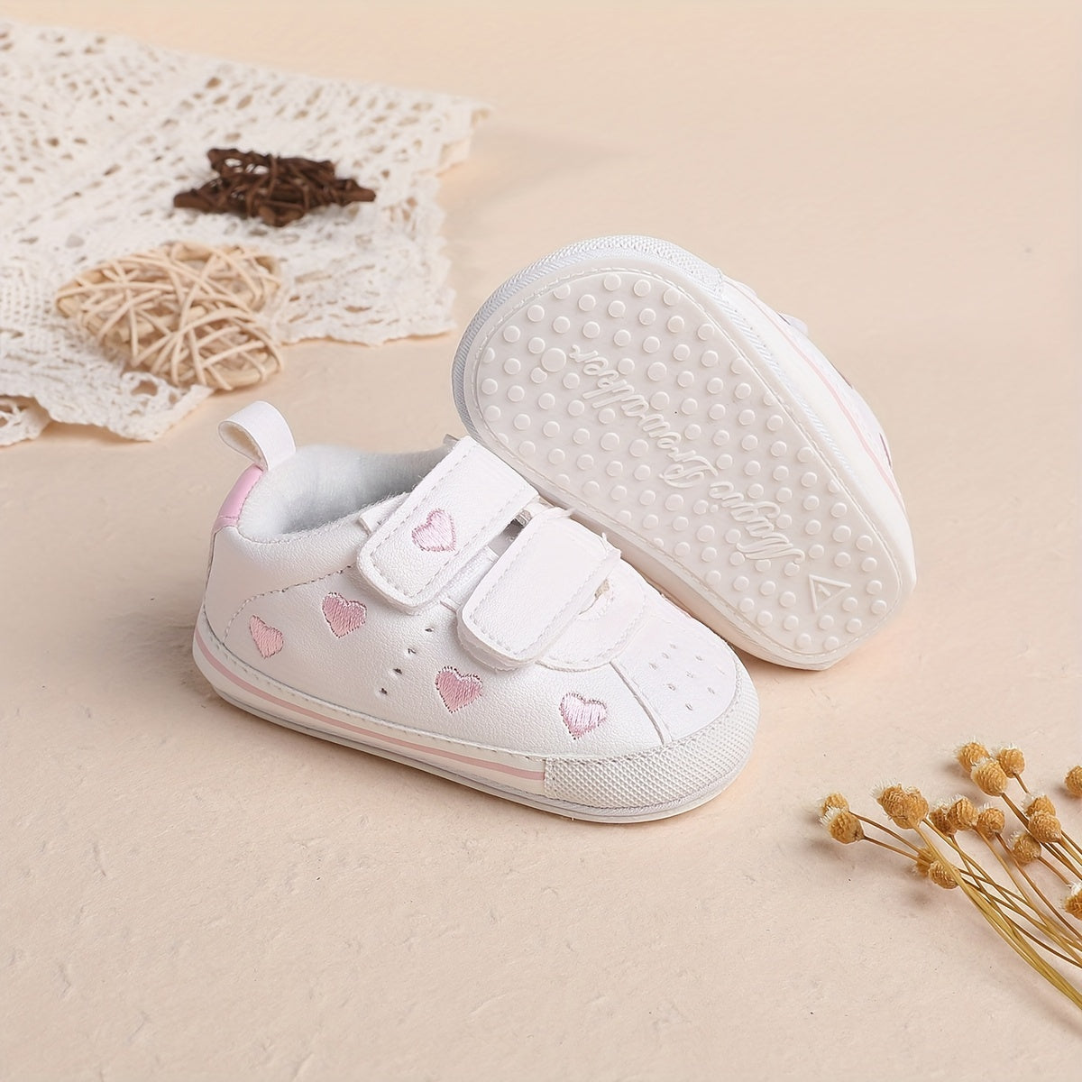 Cute and comfortable baby girl sneakers, lightweight non-slip shoes for all seasons.