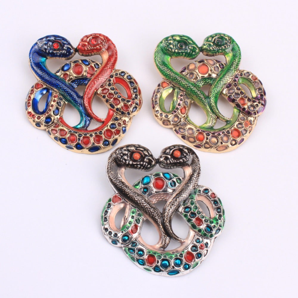 Luxurious and elegant, this rhinestone-adorned two-headed snake brooch features an irregular zodiac shape. With its unique and eye-catching design, this novelty accessory is the perfect addition to any woman's fashion collection. Ideal for adding a touch