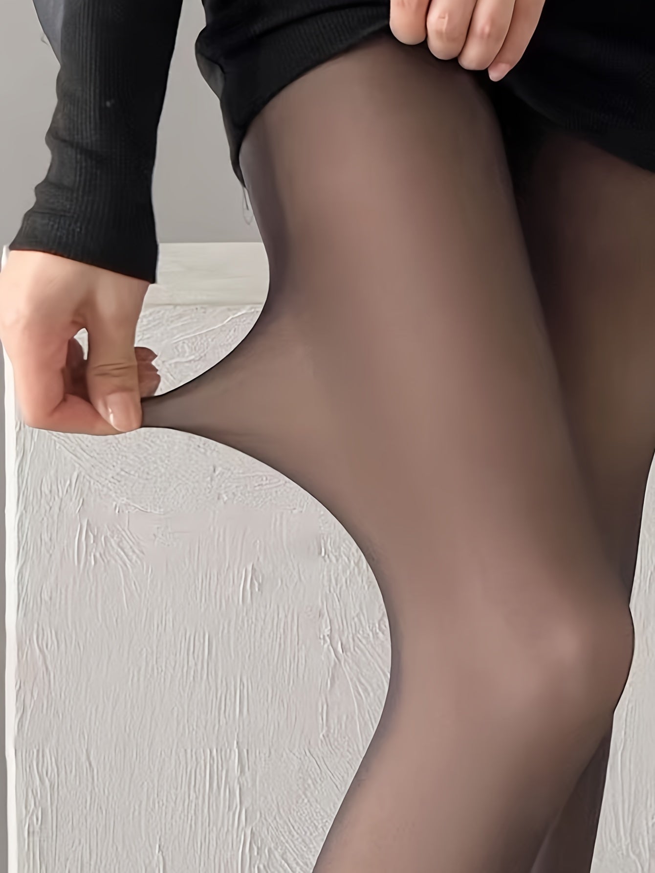 Sheer black tights for women, high-waisted in an ultra-soft nylon blend. Snug fit, anti-pill, perfect for spring and autumn.