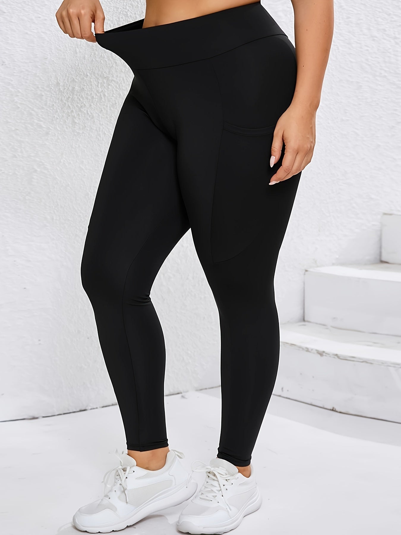 Stylish plus-size leggings with side pockets, made of stretch polyester and elastane blend, solid color, machine washable - perfect for all seasons.