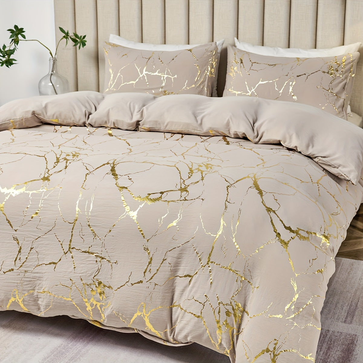 This American country style bedding set includes a duvet cover and 2 pillowcases featuring polyester marble with golden foil accents. It is available in Queen (228.6cm x 228.6cm) and King (259.08cm x 228.6cm) sizes.