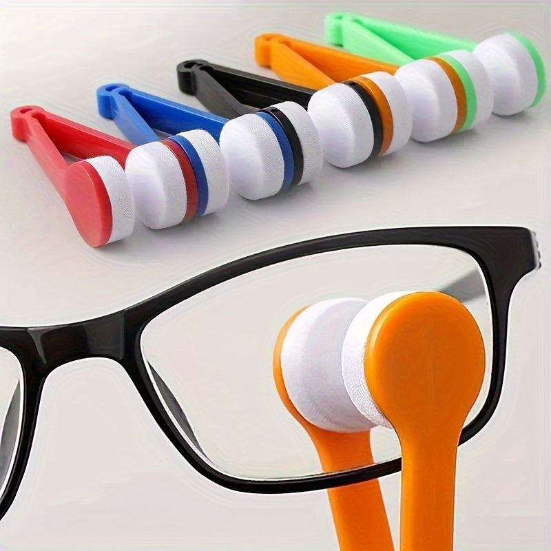 Portable kit with microfiber cloth and dual-sided brush for cleaning glasses on the go.