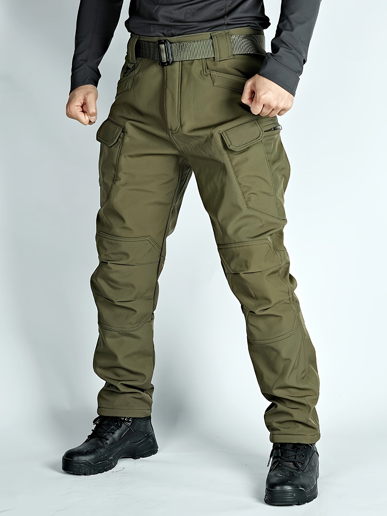 Men's outdoor thermal outfit with softshell jacket and cargo pants, ideal for outdoor activities.