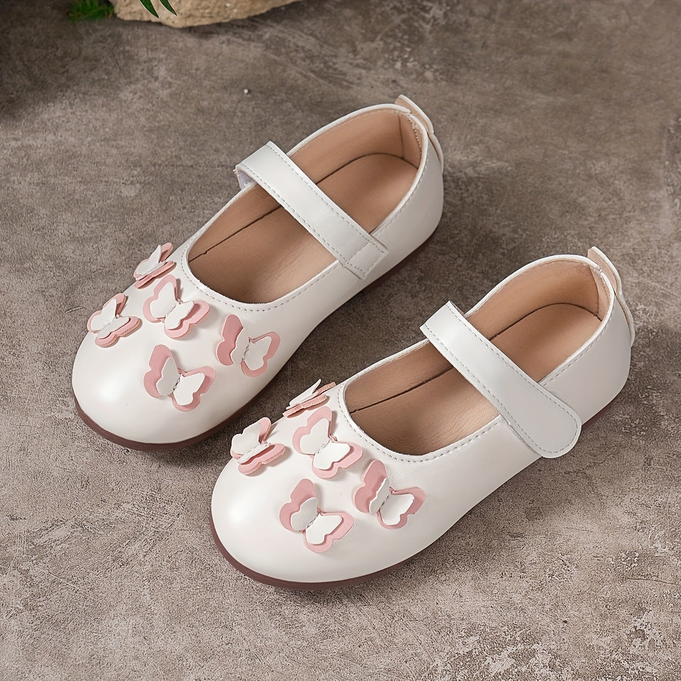 Girl's soft-soled princess shoes for student use.