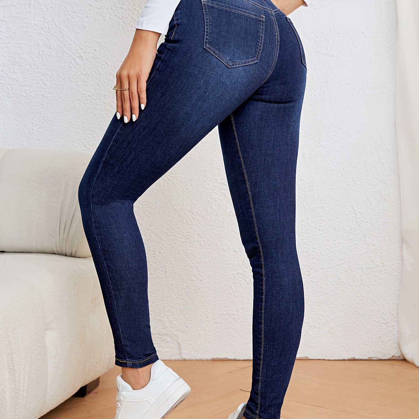 Light blue skinny jeans for women, high waist slim fit, perfect for everyday fashion in fall and winter.