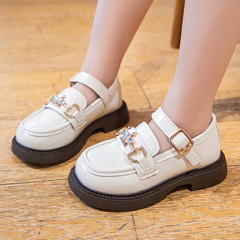 Cute Mary Jane flats for girls with heart design, lightweight and comfortable, suitable for all seasons. Features magic tape closure and comes in white or black with metallic buckles.