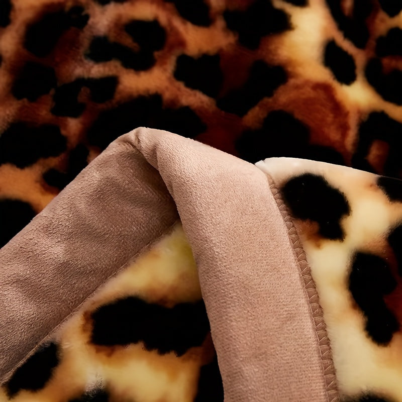 Ultra-Soft Leopard Print Plush Throw Blanket - Perfect for Every Season - Great for Bedroom, Guest Room, Living Room, Dorm, Car, Sofa & Travel - Easy to Clean, Tropical Style, Made of 90g Flannel Fleece