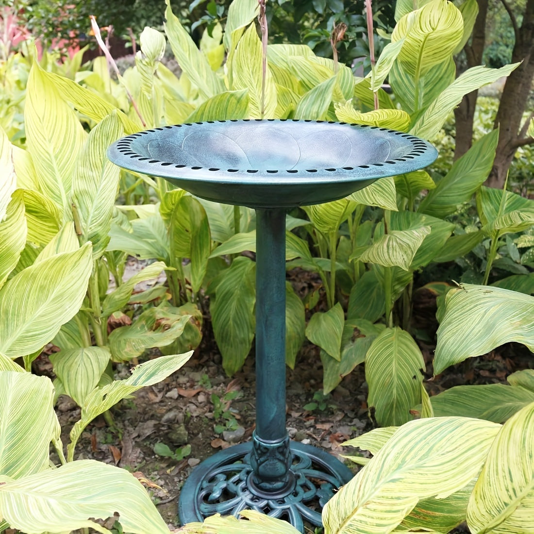 1 garden bird bath pedestal made from PP material for hummingbirds and various bird species.