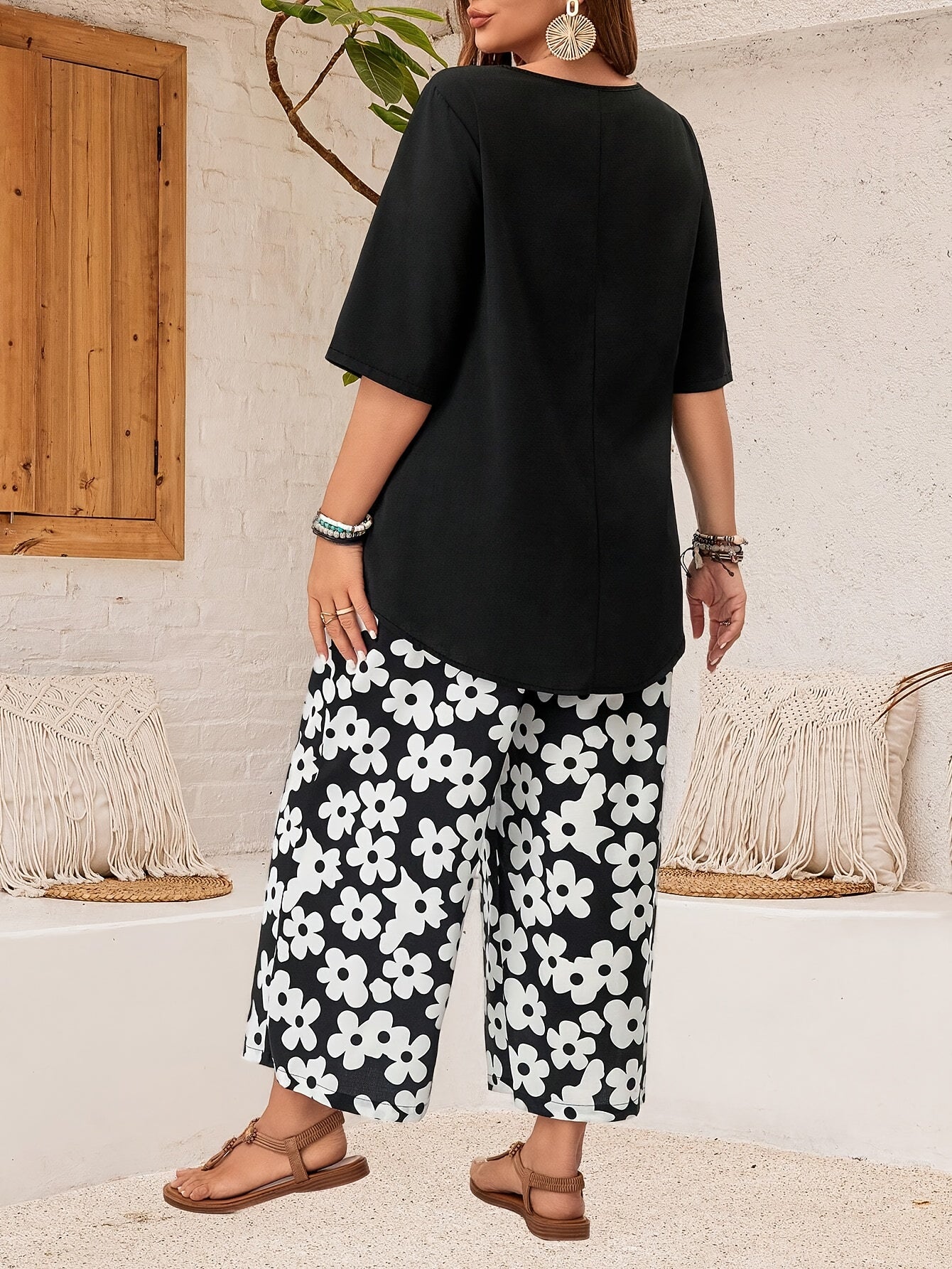 Plus size casual pants set with crew neck top and floral print pants for spring and summer. Women's plus size clothing.