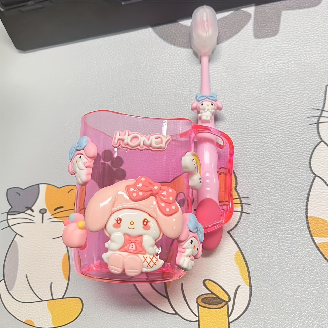 2 dona Sanrio qiziqarli multfilm Kuromi, Melody tish cho'tkasi ushlagichi to'plami, erkaklar va ayollar uchun mustahkam PP materialidan tayyorlangan. Og'iz chayqash uchun piyola va tish cho'tkasi kiradi.